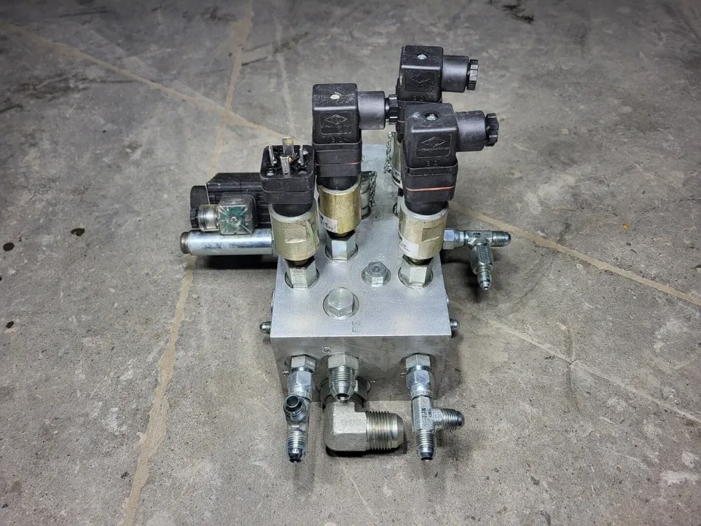 Lynch Brake Block Manifolds w/ fittings 2006F03-04824, 1015178E