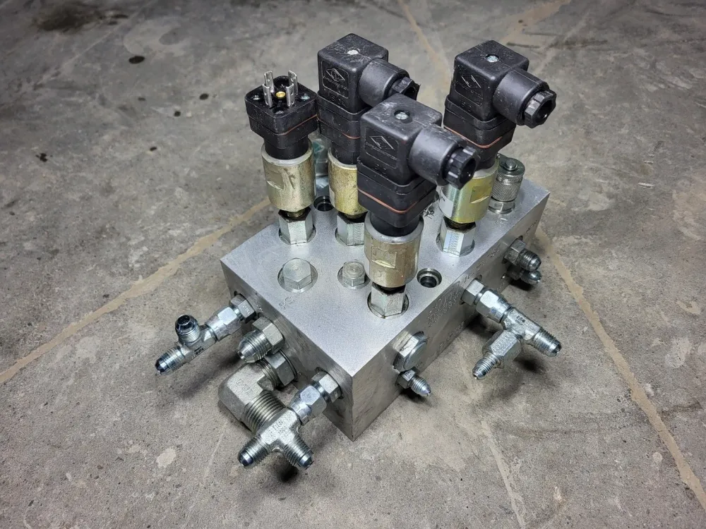 Lynch Brake Block Manifolds w/ fittings 2006F03-04824, 1015178E