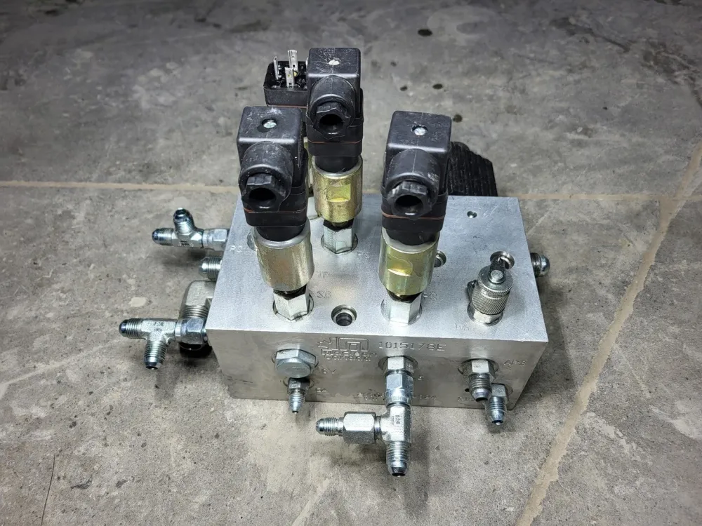 Lynch Brake Block Manifolds w/ fittings 2006F03-04824, 1015178E