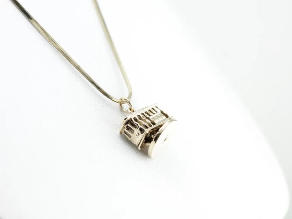 Sportieve Trolley Car Charm Spinning Base Geel Gold