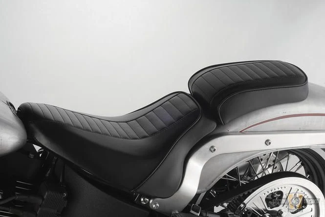 Hot Rod Series Daddy-O Horizontal Pleated Pillion Pad Ravenzwart Vinyl Harley-Davidson