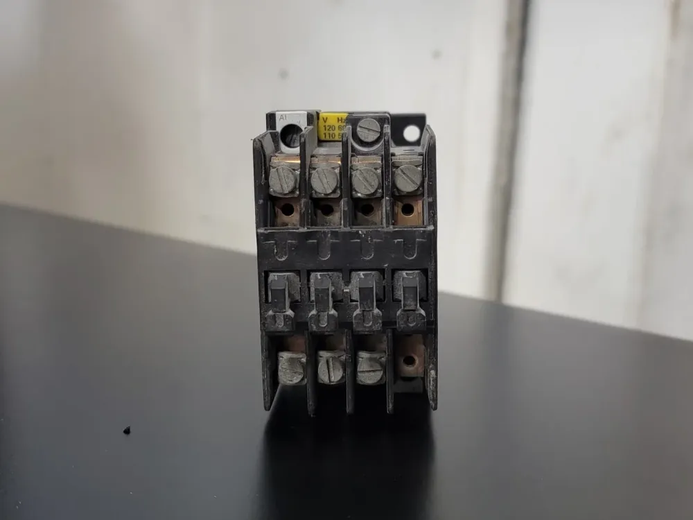 20 Amp, 3 Pole, 1NO, 110/120 VAC Coil Contactor 3TF3010-0AK6 met 400A Piekstroom