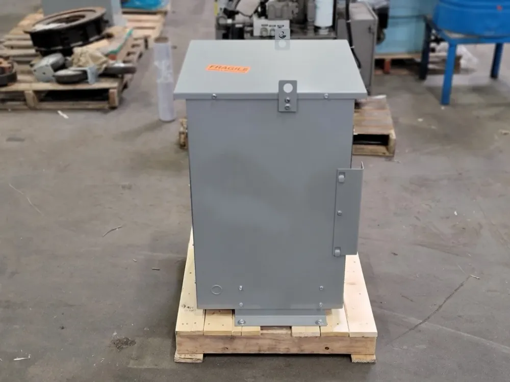 30 kVA Transformer, 480 pri. volts, 120/208Y sec. volts BA30H-M/Z3 voor Wintergebruik