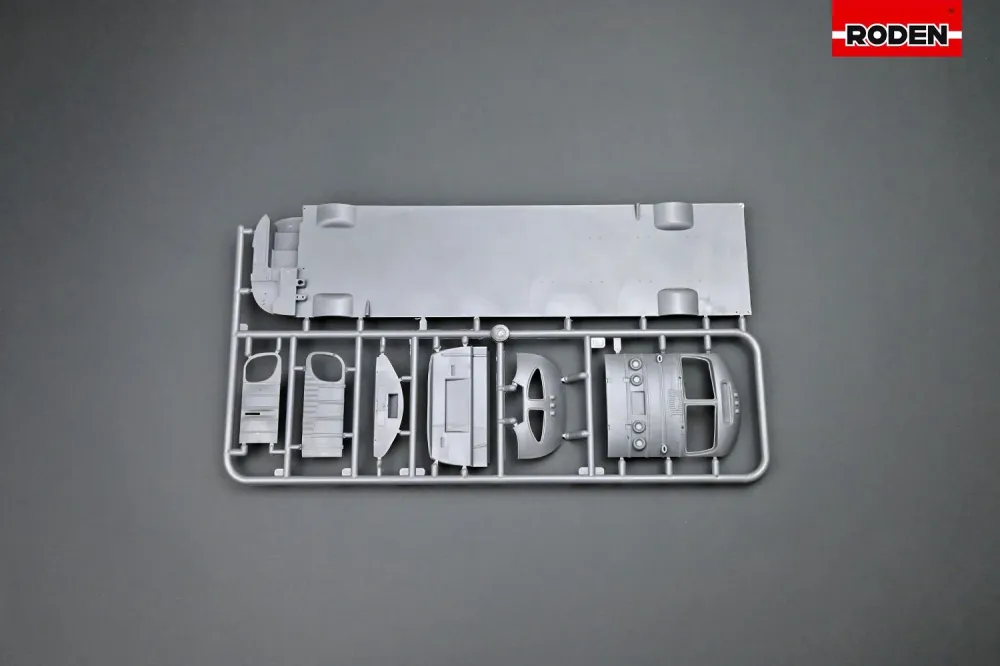 Roden GMC PD3751 "Silverside" Trailways Bus Plastiek Model Kit, 1/35 Scale