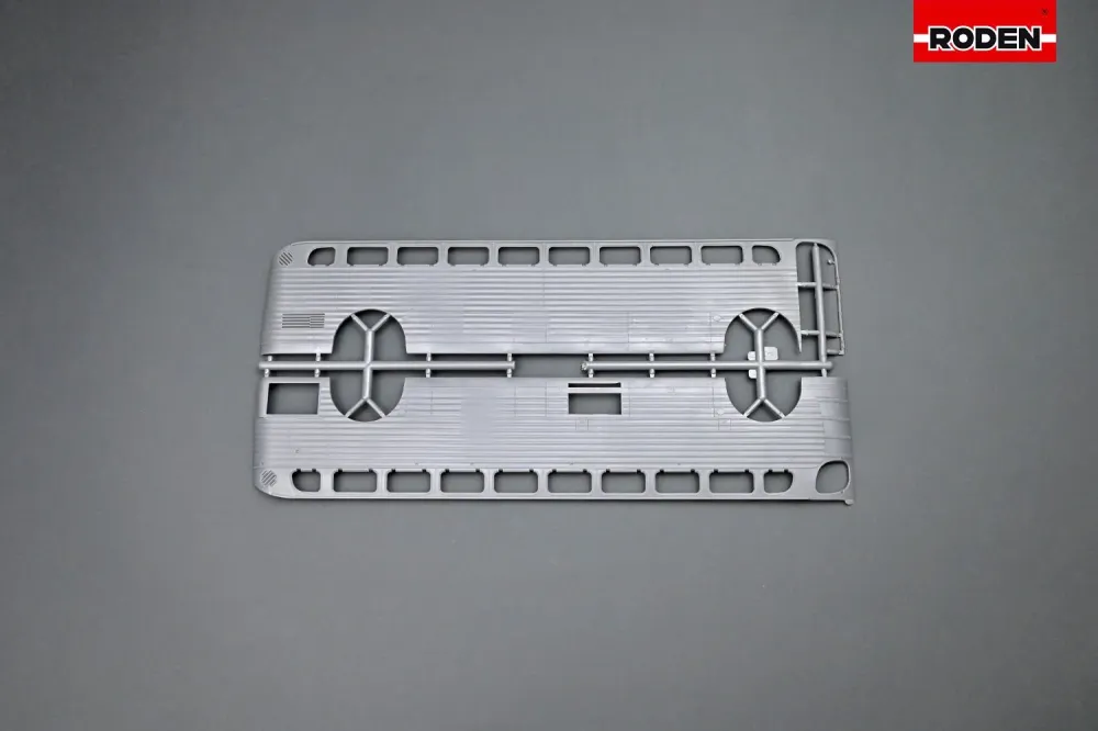 Roden GMC PD3751 "Silverside" Trailways Bus Plastiek Model Kit, 1/35 Scale
