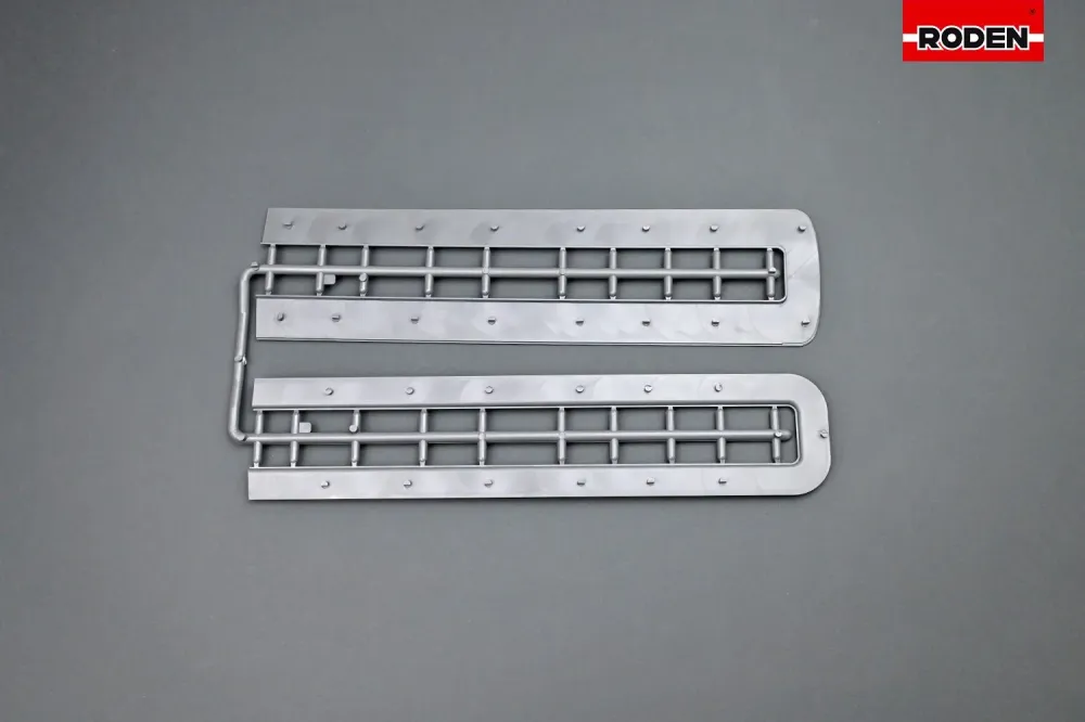 Roden GMC PD3751 "Silverside" Trailways Bus Plastiek Model Kit, 1/35 Scale