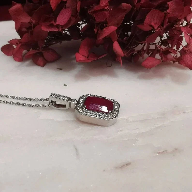 Wisserarm- 18k sneeuwwit gold diamond and ruby pendant