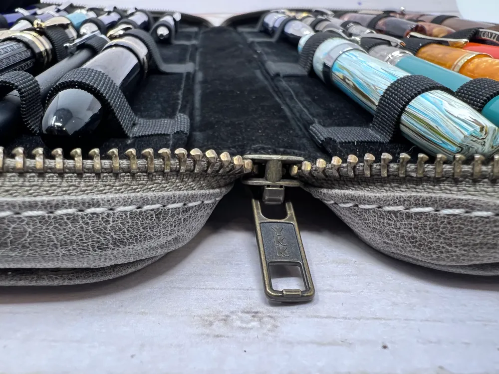 Pen Boutique Yak Leren 24 Pen Zipped - Crazy Horse - Grey/Tan