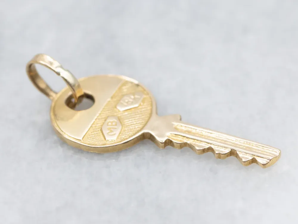 Nostalgisch Gold "Yale" Key Charm Pendant