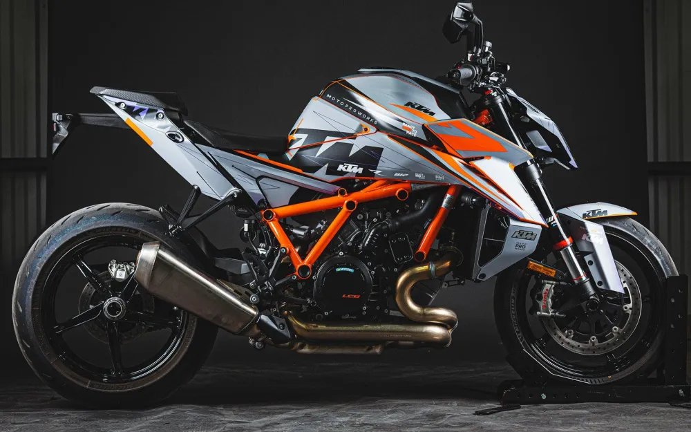 KTM 1390 Super Duke R/Evo GRAPHICS - "Revel" (Krijt)