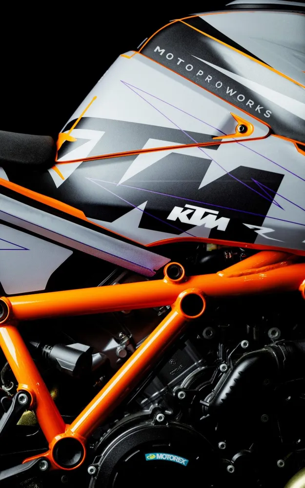KTM 1390 Super Duke R/Evo GRAPHICS - "Revel" (Krijt)
