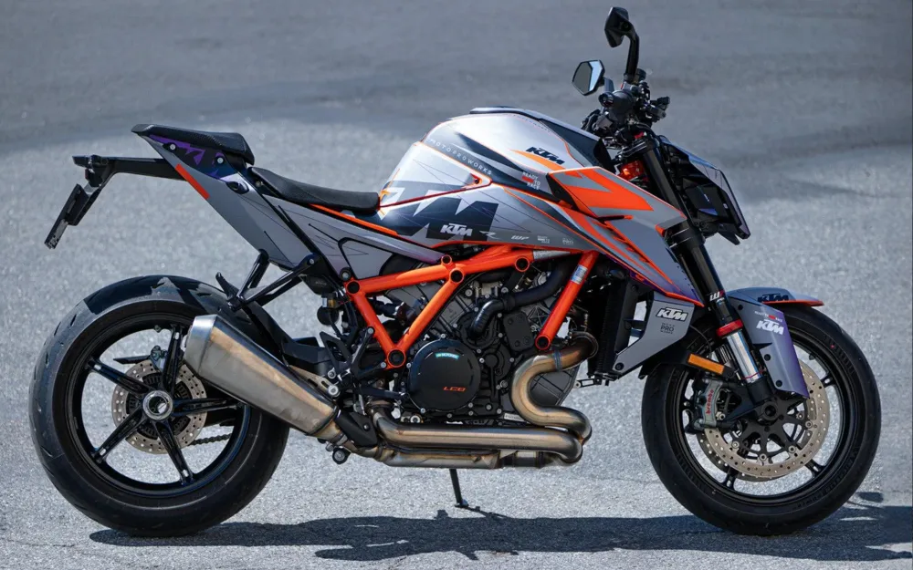 KTM 1390 Super Duke R/Evo GRAPHICS - "Revel" (Krijt)