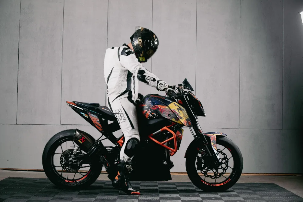 KTM 690 Duke GRAPHICS - "Striker" (Alpha)