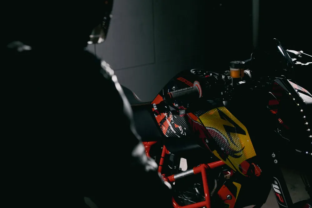 KTM 690 Duke GRAPHICS - "Striker" (Alpha)