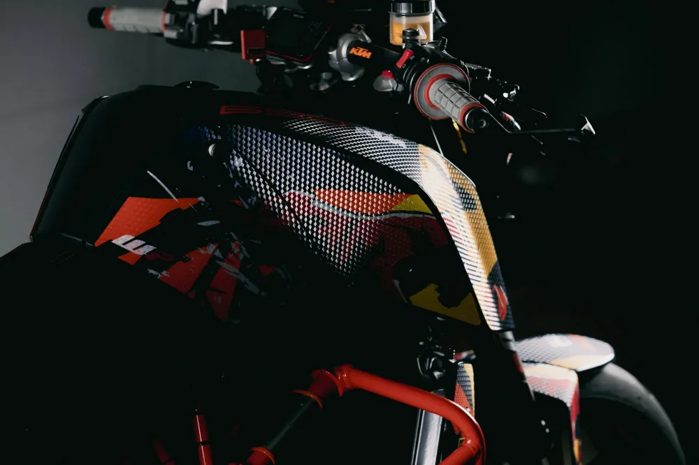 KTM 690 Duke GRAPHICS - "Striker" (Alpha)
